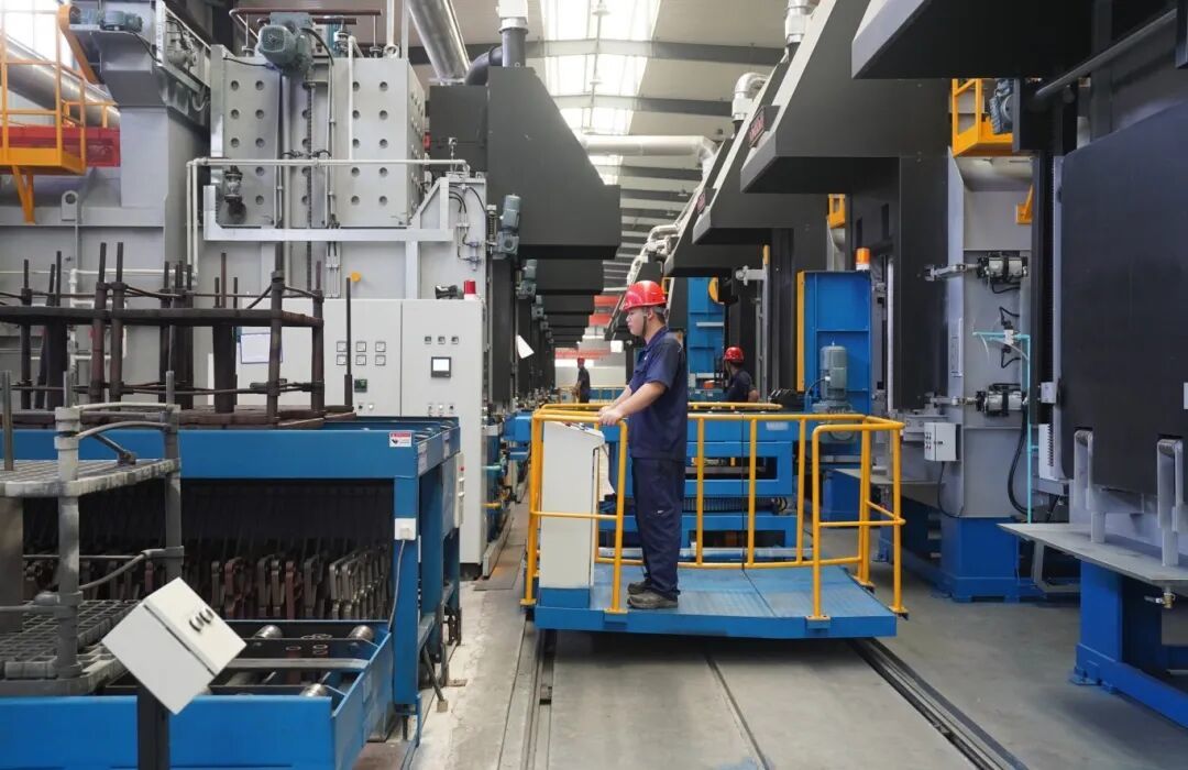 位于渝水區良山鎮的江西黑金剛智能裝備有限公司的員工在生產線忙碌。近年來，渝水區著力推動鋼鐵產業轉型升級，通過強龍頭補鏈條，發展高端裝備制造業，實現產業向智能化、綠色化、高端化邁進。記者凌厚祥攝