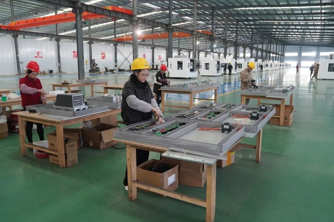 位于分宜工業園的江西臺祥精機有限公司，工人在車間組裝數控機床。記者凌厚祥攝