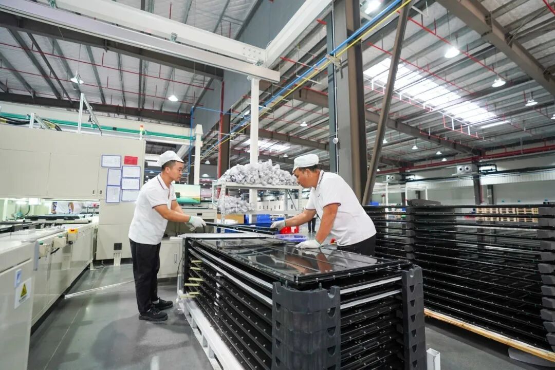 江西贛鋒鋰電科技股份有限公司生產車間內，工人正在生產線上忙碌。記者譚建榮攝